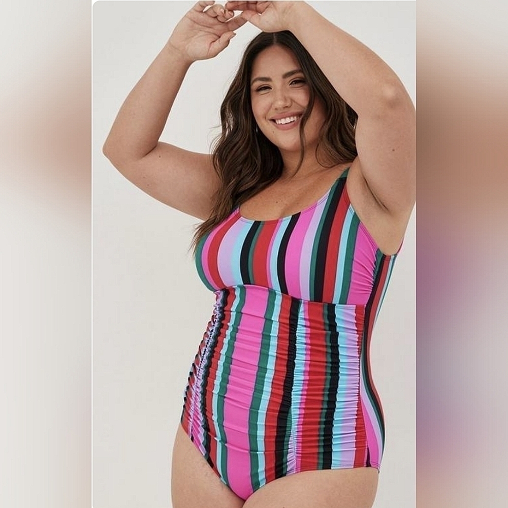 NWT Torrid Wireless Twisted Back Ruched One Piece Swimsuit Size 6X / 30